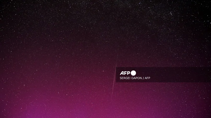 Foto ilustrativa que muestra el rastro de un grupo de satélites en el espacio