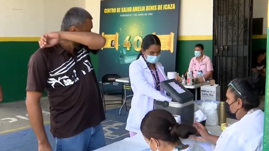 Personas comienzan a llegar a los centros de salud a vacunarse