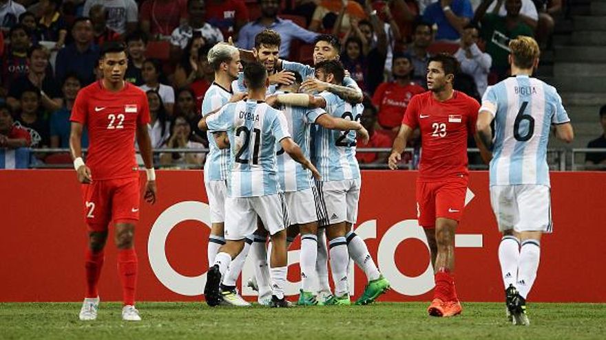 Jugadores de Argentina se felicitan durante el partido ante Singapur