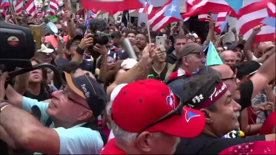 Cientos celebran la renuncia de gobernador de Puerto Rico