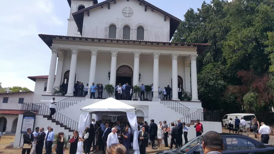 La misa empezó a las 11:00 a.m.