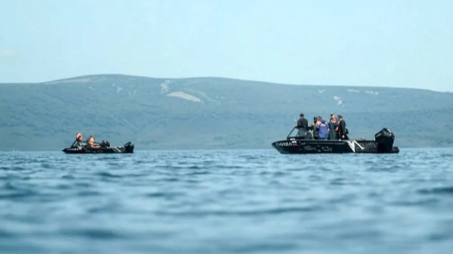 Personal de rescate busca a los desaparecidos en este accidente en Rusia