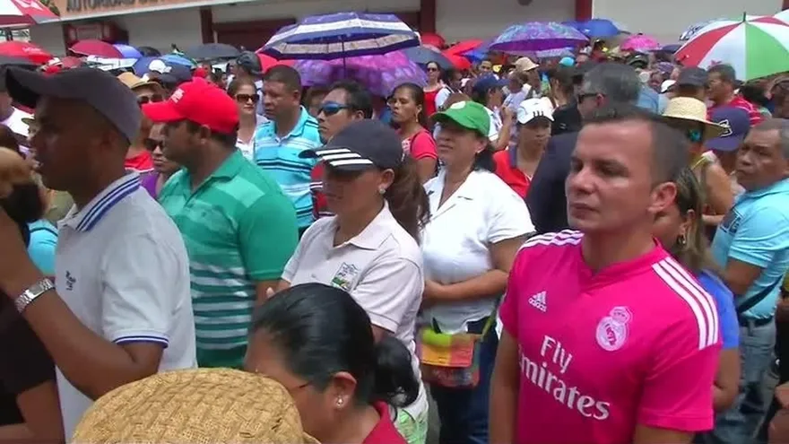 Padres de familia lamentan anuncio de huelga indefinida