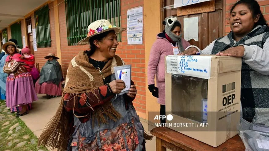 Bolivianos votan para elegir su próximo presidente, el primero en 20 años que no será socialista.