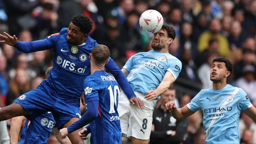 El centrocampista croata del Manchester City, Mateo Kovacic (2.º por la derecha), disputa el balón con el defensa francés del Chelsea, Wesley Fofana (29, izquierda), durante la final de la FA Cup inglesa entre el Chelsea y el Manchester City en el estadio de Wembley en Londres, el 16 de mayo de 2026.