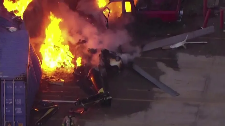 Mueren tres personas tras accidente de helicóptero de noticias en Los Ángeles