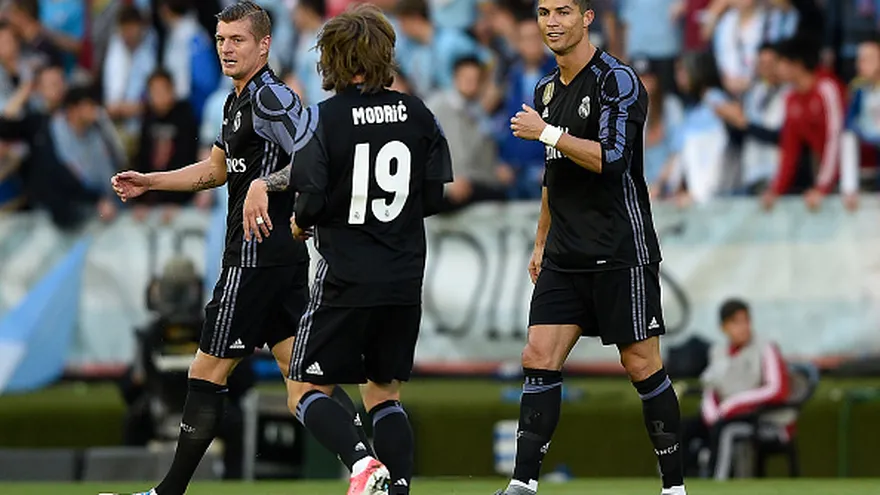 Cristiano Ronaldo (d) junto a Luka Modric (19) y Toni Kroos