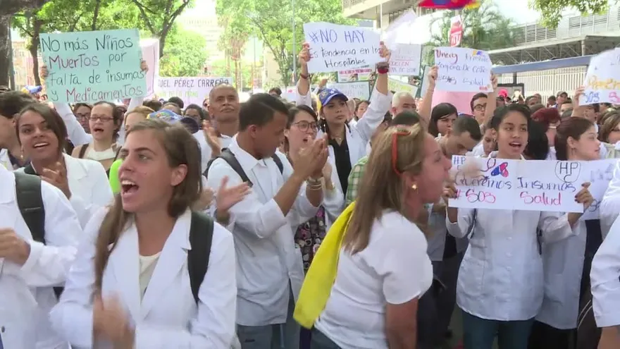 Médicos exigen medicinas en Venezuela, otros apoyan a Maduro