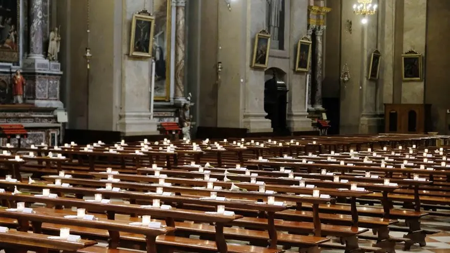 Una iglesia vacía sin fieles en Manerbio, cerca de Brescia, Italia.