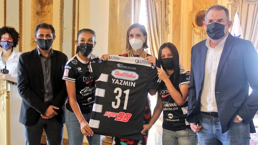 Taurinas son recibidas por la Primera Dama