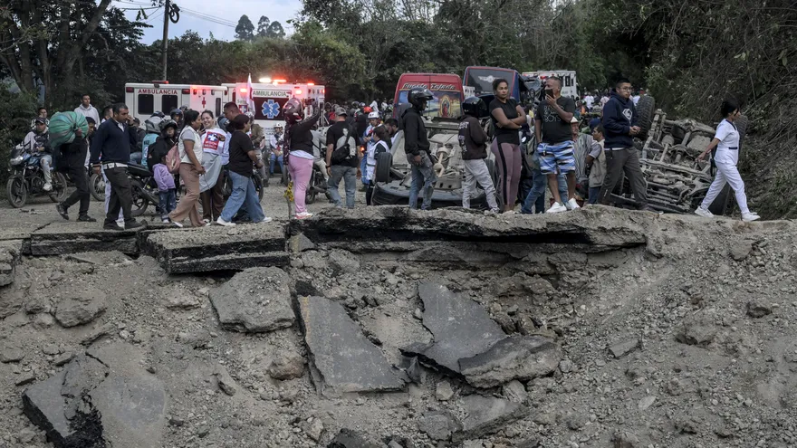 Personas se agolpan cerca del área del atentado con bomba en Colombia
