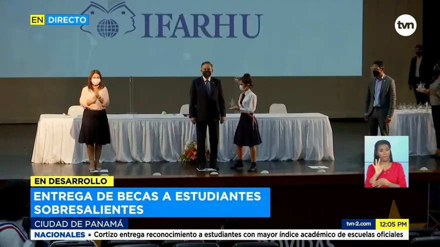 Cortizo entrega becas a estudiantes que obtuvieron mayor índice académico promoción 2020