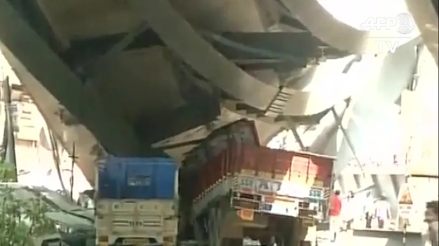 Al menos 14 muertos en derrumbe de un paso a nivel en India