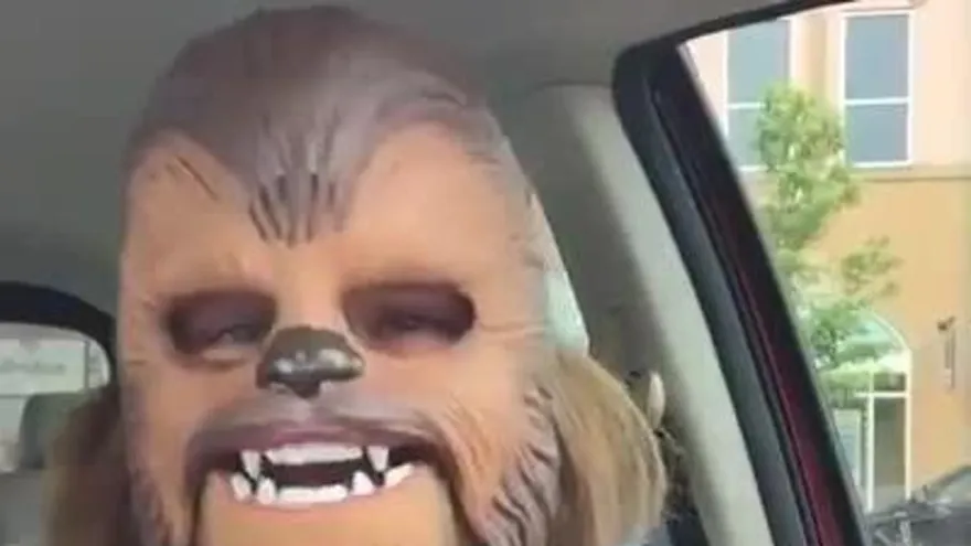 Mujer con máscara de Chewbacca revoluciona Facebook