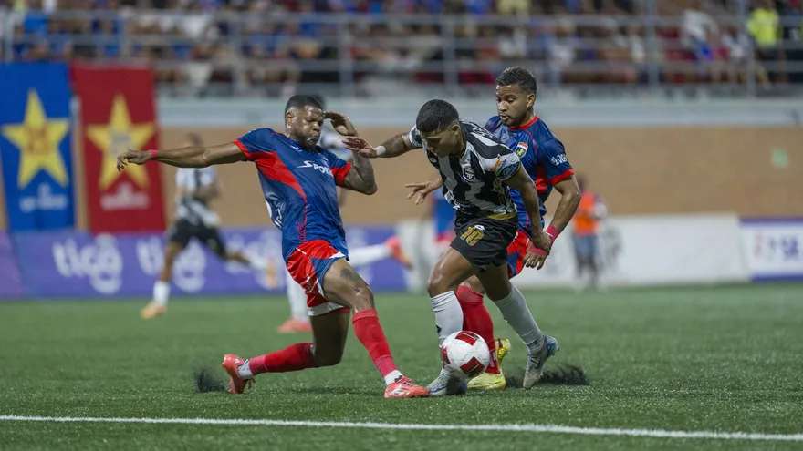 Plaza Amador y Tauro FC en acción