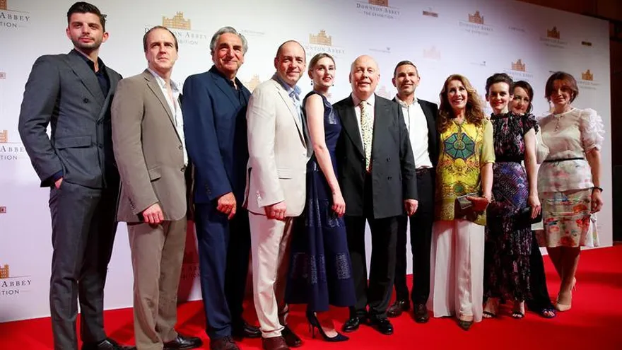 La serie, que se centraba en la aristocrática familia Crawley y sus sirvientes en la Inglaterra de comienzos del siglo XX, se convirtió en un éxito de crítica y público y ganó tres Globos de Oro y quince Emmy a lo largo de sus seis temporadas.