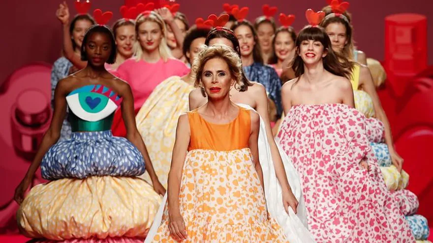 La diseñadora Agatha Ruiz de la Prada al término del desfile de su colección Primavera/Verano 2019 en la 68 edición de la pasarela Mercedes-Benz Fashion Week Madrid, hoy en el recinto ferial de IFEMA.