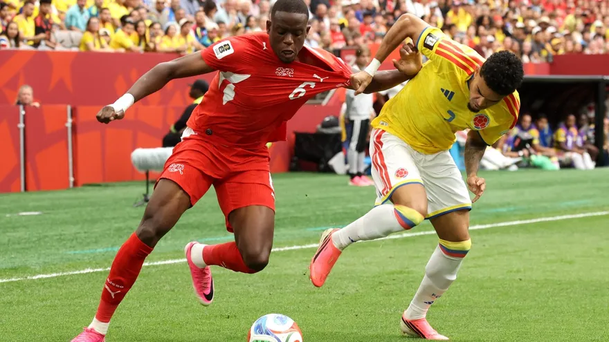 Denis Zakaria (i) y Luis Díaz (d) en disputa durante el partido entre Suiza y Colombia