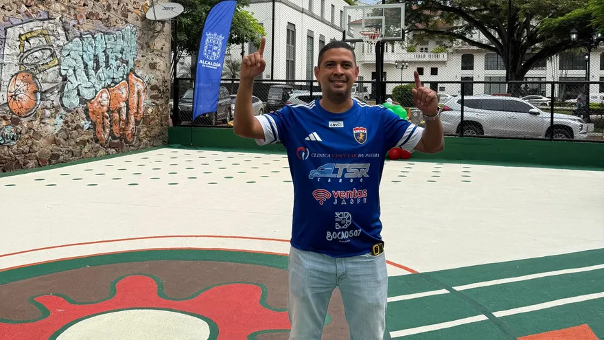 Ángel Lombardo pisa la cancha que lleva su nombre