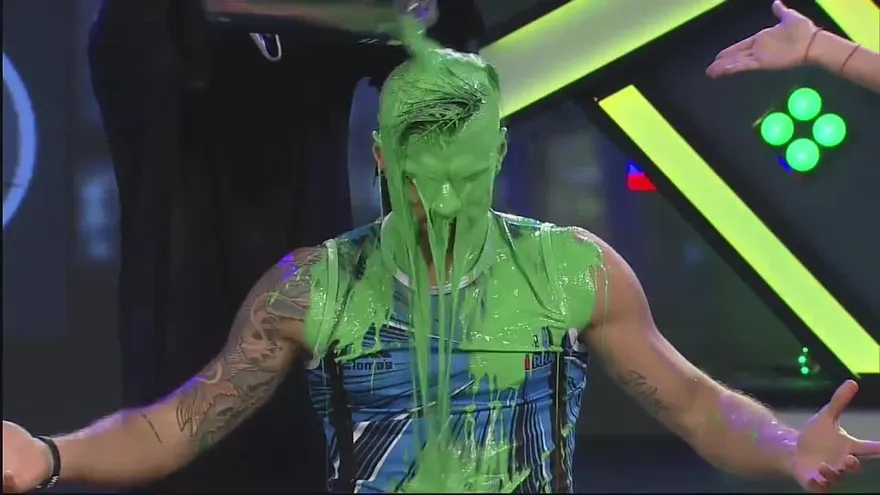 Llenos de pintura terminaron los guerreros al jugar el semáforo