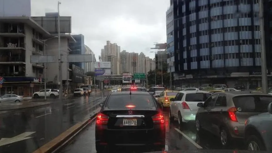 Inundaciones y ‘tranques’ en ciudad de Panamá
