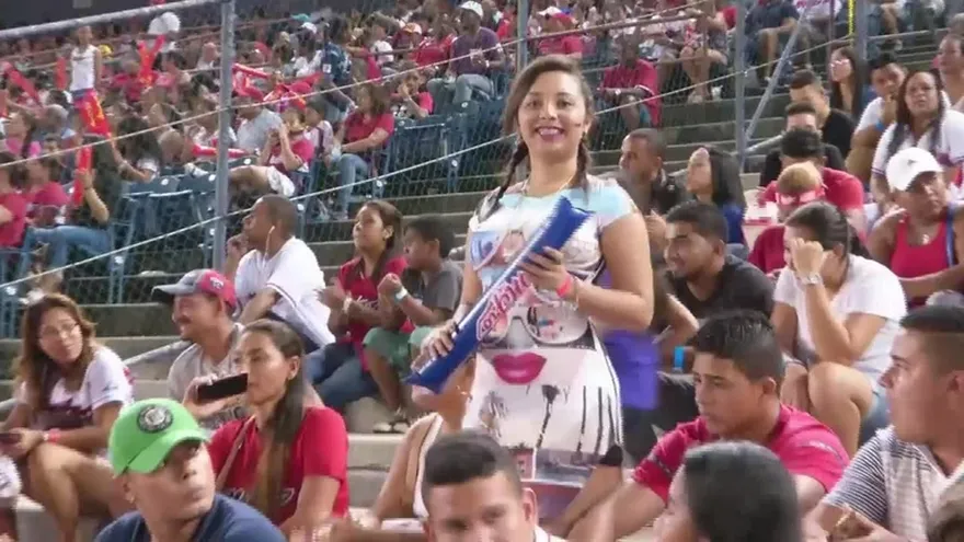 La fiesta del béisbol empezó con el partido de Metro vs. Los Santos