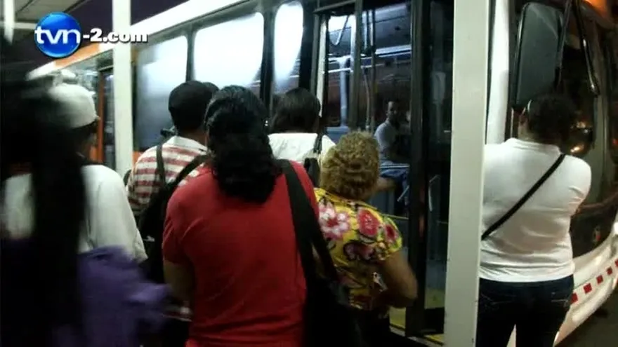 Usuarios se desesperan por falta de buses, pero hay decenas sin usar