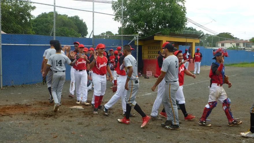 Jugadores de los equipos intermedios de Juan Díaz y Parque Lefevre se saludan