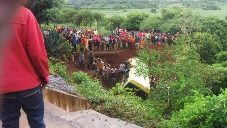 El autobús escolar se salió de la carretera por razones desconocidas.