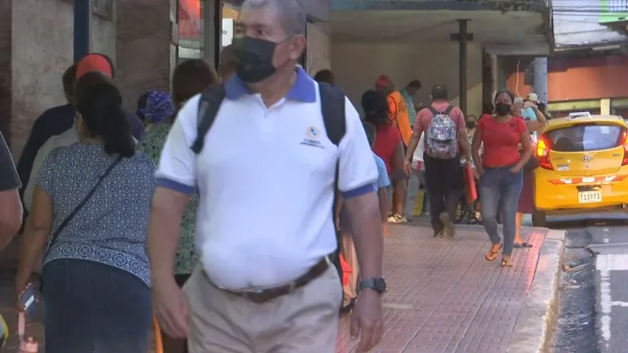 Personas acuden a la Caja de Seguro Social para atenderse