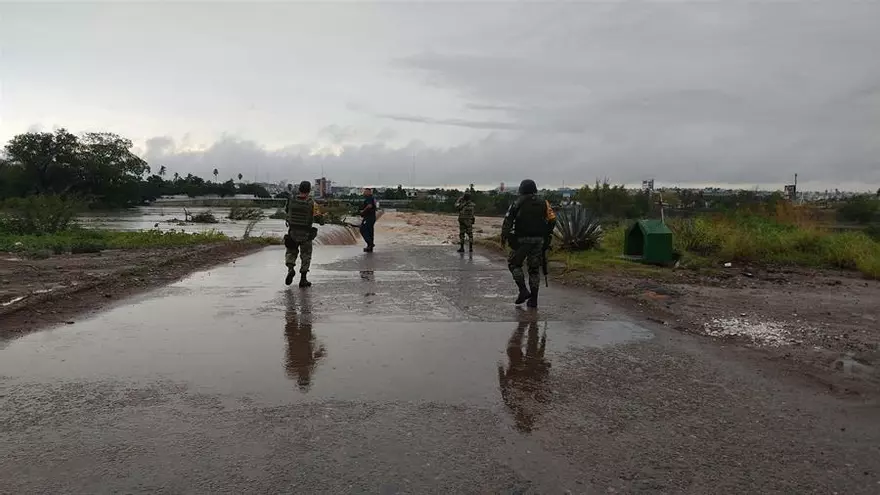 Efectivos del Ejercito mexicano inspeccionan este jueves, las zonas afectadas por las constantes lluvias que la tormenta Evo está dejando en el estado de Sinaloa (México).