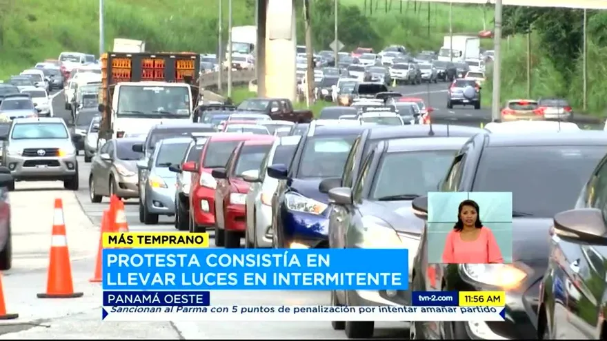 Conductores usan luces intermitentes para protestar por tranque masivo