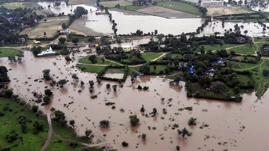 Fotografía facilitada ayer, 26 de julio de 2017 por el departamento de información de Gujarat que muestra una vista aérea de las áreas afectadas por una inundación en Guyarat (India).