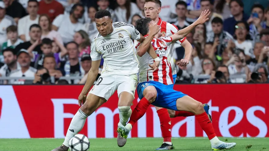 Kylian Mbappé (i) y Echeverri (d) disputan el balón durante el partido entre Real Madrid y Girona