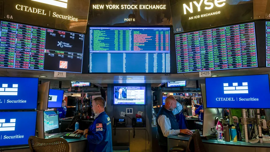 Operadores trabajan en el parqué de la Bolsa de Nueva York (NYSE)