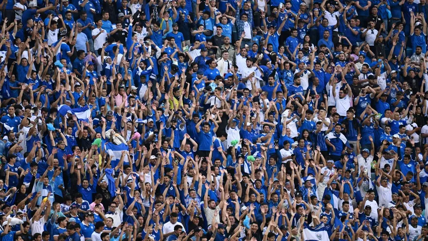 El Salvador vs Panamá aficionados en el estadio Cuscatlán