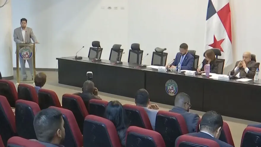 Médicos y pacientes opinan sobre propuesta de abrir centros de salud 24/7.