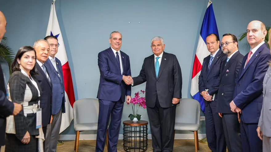 El presidente de la República de Panamá, José Raúl Mulino, y su homólogo de República Dominicana, Luis Abinader.