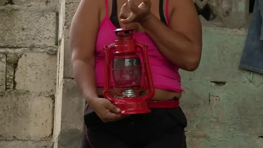 Residentes de Viejo Veranillo continúan sin luz eléctrica