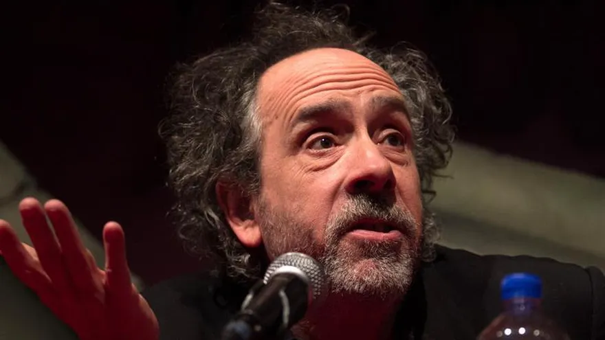 El director, productor, escritor y diseñador estadounidense Tim Burton habla durante una conferencia de prensa hoy, lunes 4 de diciembre de 2017, en Ciudad de México (México), donde presentó su muestra “El Mundo de Tim Burton”.