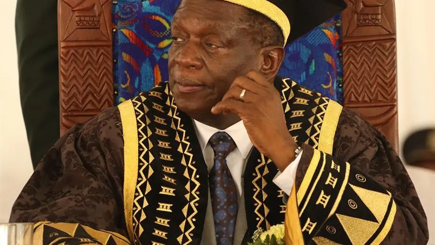 El nuevo presidente de Zimbabue, Emmerson Mnangagwa (d), oficia una ceremonia de graduación en la Universidad Tecnológica de Chinhoyi, a 116 kilómetros al oeste de la capital Harare, Zimbabue, ayer.
