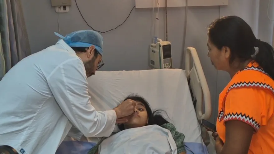 El oftalmólogo Eduardo Mora Horna, responsable de la cirugía, revisa la Johana tras la operación.