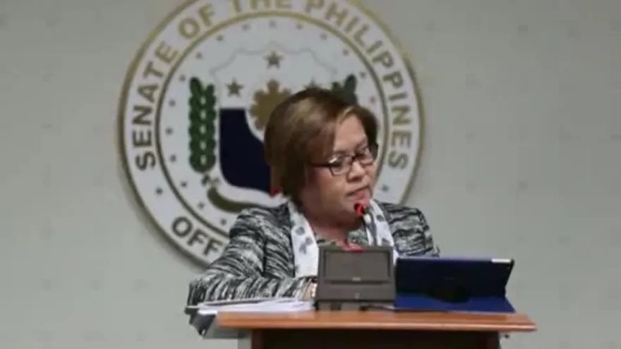 Senadora filipina llama ‘asesino en serie’ a Duterte y pide su destitución.flv