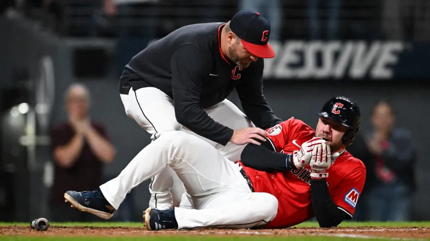 David Fry (d) es atendido por el manager Stephen Vogt (i)