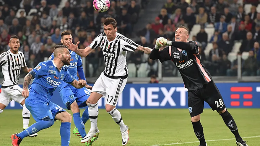 Mario Mandzukic (c) marcó la diferencia en el partido para la 'Juve'