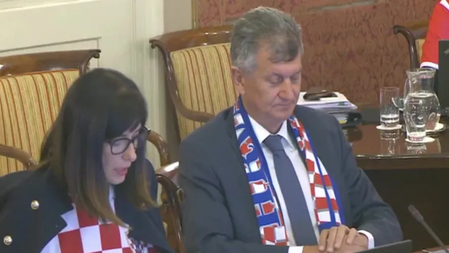 Camiseta ajedrezada invade hasta el gobierno de Croacia