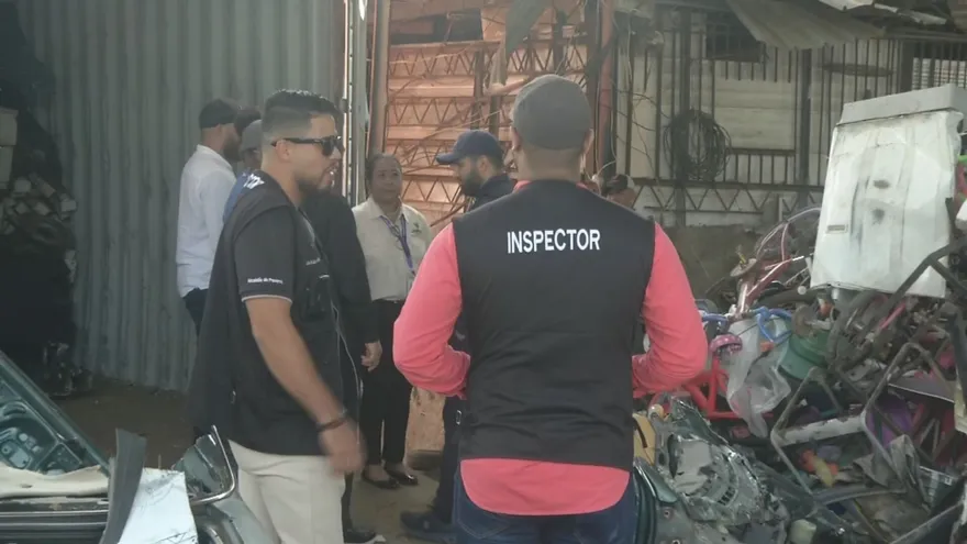 Funcionarios evalúan condiciones en recicladoras de Pueblo Nuevo, ante sospechas de proliferación de mosquitos.