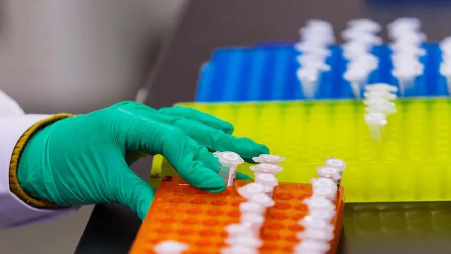 Un técnico trabaja en el laboratorio de investigación de ADN