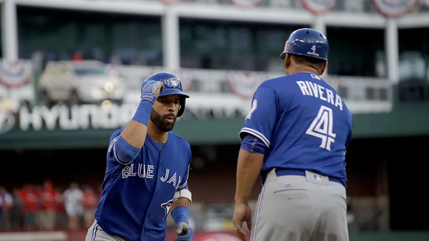 José Bautista (de frente) hace su recorrido por las bases tras su jonrón