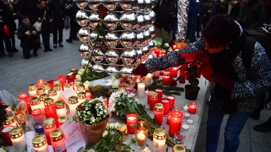 Velas colocadas para honrar a los muertos en el ataque a un mercado en Berlín perpetrado ayer.